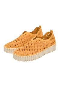 Scarpe estive arancioni slip-on con un design perforato, materiale flessibile e una suola rigida di colore crema. Struttura leggera e traspirante.