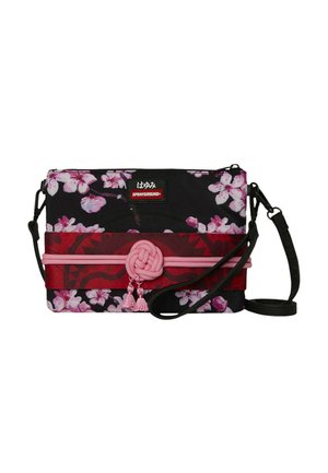 Bolso bandolera negro con estampado de florecillas de cerezo en rosa, banda roja y nudo decorativo rosa con borlas, con una correa negra desmontable.