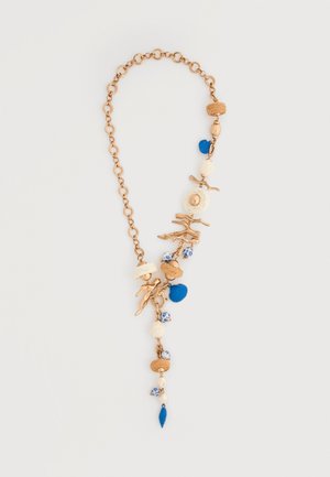 Gouden ketting met blauwe schelpenbedeltjes, witte kralen, goudkleurige koraalvormige accenten en rond kralen met bloemenpatroon, op een witte achtergrond.