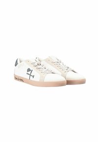 Witte en beige sneakers van textuurcanvas, met grijze accenten en abstracte ontwerpen aan de zijkanten. Platte rubberen zool, casual vetersluiting.