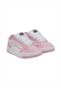 Sneakers Vans rosa e bianchi con tomaia in pelle texture, suola in gomma spessa e lacci bianchi. Logo visibile sulla linguetta.