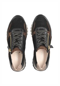 Schwarze und braune Wildleder-Sneaker mit einem Reißverschlussdetail und passenden Schnürsenkeln. Verfügt über eine strukturierte Sohle für Traktion und ein abgerundetes Zehendesign.