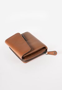 Portafoglio in pelle marrone con finitura testurizzata, chiusura con zip e patta liscia. Presenta un accento in metallo e una tracolla rimovibile.