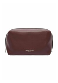 Bordowa skórzana kosmetyczka o gładkiej fakturze, zamykana na zamek błyskawiczny, z srebrnym logo "LIEBESKIND BERLIN" na froncie. Prostokątny kształt.