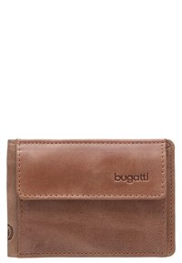 Portefeuille en cuir marron avec un rabat frontal, logo en relief et détails de couture. Forme rectangulaire compacte avec une texture lisse.