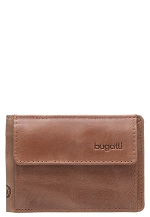 Portefeuille en cuir marron avec un rabat frontal, logo en relief et détails de couture. Forme rectangulaire compacte avec une texture lisse.