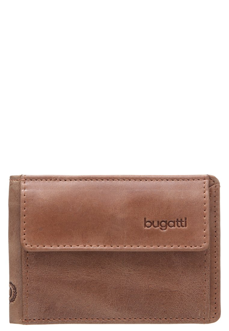 Portefeuille en cuir marron avec un rabat frontal, logo en relief et détails de couture. Forme rectangulaire compacte avec une texture lisse.