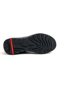 Semelle de chaussure en caoutchouc noir avec des motifs de tread texturés, un accent rouge au talon, et le numéro de modèle "42" embossé sur le côté.