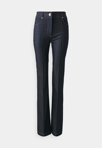 Jeans a gamba larga in denim scuro con vita alta, cuciture dorate, chiusura a bottone argentato e tasche laterali. Texture liscia e vestibilità su misura.