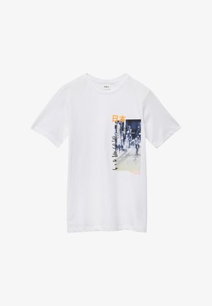 Weißes Baumwoll-T-Shirt mit einem blauen Grafikmotiv einer Stadtansicht, orangefarbener japanischer Schrift und der Beschriftung "TOKYO CITY LIGHTS" am unteren Rand.