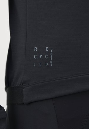 Schwarzes Sportoberteil mit glatter Textur, elastischem Bund und grafischem Text "RECYCLED INSIDE" in kontrastierendem Grau.