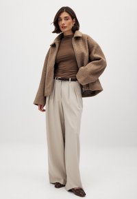 BOUCLE ZIP - Giacca in pile - taupe