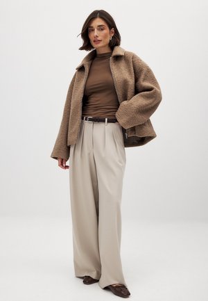 NA-KD BOUCLE ZIP - Fleecejas - taupe