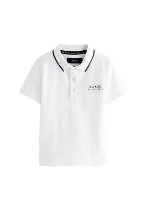 Bijela polo majica s kratkim rukavima s mornarski plavim obrubom na ovratniku, patenta s dva gumba i logotipom "BAKER by Ted Baker" na lijevoj strani prsa.
