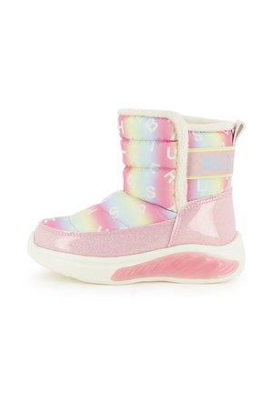 Botte d'hiver rose pour enfant avec un dégradé arc-en-ciel, lettres blanches, doublure en peluche, accents pailletés et semelle blanche épaisse avec détail rose.