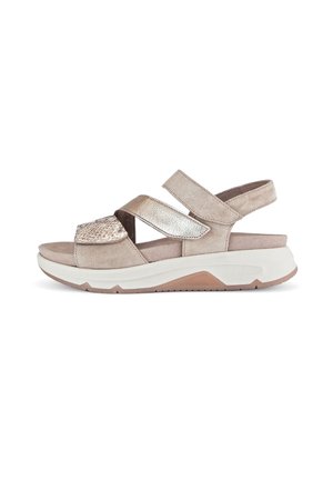 Beige suède sandaal met metalen accenten, brede verstelbare banden en een gevoerde witte zool. Heeft een gestructureerd paneel aan de voorkant.