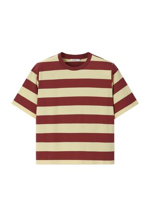 Korte mouwen T-shirt met brede horizontale strepen in afwisselend donkerrood en beige, ronde hals, plat gelegd op een witte achtergrond.