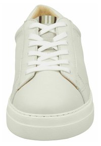 Weiße Leder-Sneaker mit runder Zehenform, flachen weißen Schnürsenkeln und hellbraunen Akzenten an den Seiten. Strukturierten Gummi-Sohle und genähten Details.