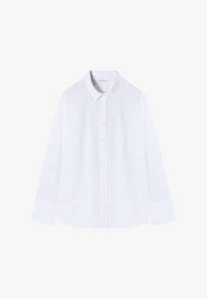 Biała koszula z długim rękawem, uszyta z gładkiego materiału, z klasycznym kołnierzykiem, zapinana na guziki, o dopasowanym kroju i zaokrąglonym wykończeniu.