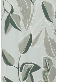 Tela con estampado de hojas, con grandes hojas verdes y grises sobre un fondo azul claro. El material tiene una textura suave y un brillo sutil.