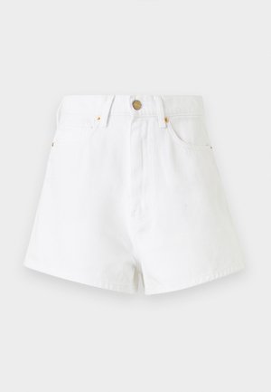 Des shorts en denim blanc avec une taille haute, une fermeture à bouton à l'avant et des accents en métal doré. Quatre poches avec une coupe classique. Texture lisse.
