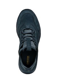 Sneaker blu navy con tomaia in suede e tessuto, colletto imbottito, punta rotonda e suola in gomma. Presenta il logo dorato sulla soletta.