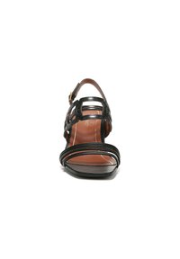 Zwarte open teen sandaal met een strappy ontwerp, verstelbare enkelband en een bruine binnenzool met stiksels. Platte hak.