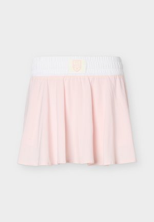 Jasnoróżowa plisowana spódnica z szerokim białym elastycznym pasem w talii i małą kwadratową naszywką na środku przodu.