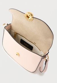 Világos rózsaszín bőrtáska arany kapoccsal. Bélelt szarvasbőr belsővel, cipzáras zsebbel és fekete címkével. Kompakt, téglalap alakú, vállpánttal.
