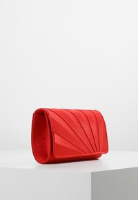 Rode clutch tas met een gestructureerd, geplooid ontwerp. Gemaakt van synthetisch materiaal met een gladde afwerking en een gestructureerde vorm.