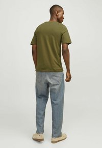 Jack & Jones PREMIUM RUNDHALS - Majica kratkih rukava s printom - fir green