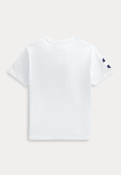 Tricou alb cu mânecă scurtă, văzut din spate, cu un grafic bleumarin pe mâneca dreaptă.