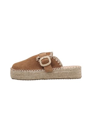 Espadrille à plateforme en cuir suédé marron, sans lacets, avec semelle en jute tressé et boucle décorative sur le côté.