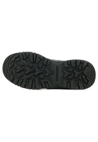 Semelle en caoutchouc noir avec des crampons profonds et agressifs et des motifs surélevés pour une meilleure traction. Le nom de la marque "SKECHERS" est affiché en évidence sur le côté.