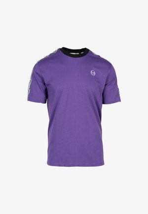 Fioletowa koszulka z krótkim rękawem z czarnym okrągłym dekoltem. Charakteryzuje się małym logo na klatce piersiowej oraz kontrastującymi wzorzystymi akcentami wzdłuż ramion.