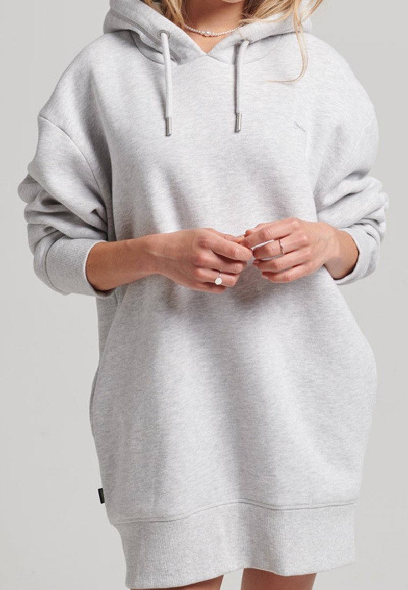 Hellgrau oversized Hoodie mit Kängurutasche, Kordelzug und gerippten Bündchen. Weiche Textur und lässige Passform, die bis zur Mitte des Oberschenkels reicht.