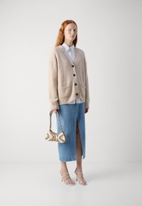 Marc O'Polo CARDIGAN LONGSLEEVE V NECK - Strickjacke - blushed camel