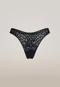 Zwarte kanten stringonderbroek met een bloemmotief en een elastische tailleband, gepresenteerd tegen een neutrale achtergrond.