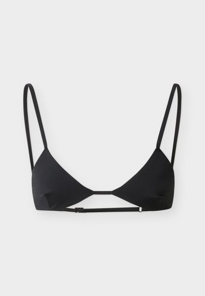 Soutien-gorge bralette noir en triangle avec bretelles étroites réglables, découpe sous la poitrine, texture lisse et design minimaliste, doté d'une fermeture par agrafe.
