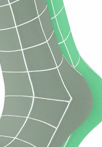 Grüne und graue Socken mit einem Karomuster. Die grüne Socke ist einfarbig, während die graue weiße Gitterlinien aufweist. Weich, mit gerippter Textur.