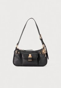 Sort læderhåndtaske med en buet form, udstyret med en frontlomme, guldfarvet hardware, en kort skulderrem og nøgleringsvedhæng.