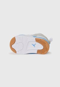 Semelle de sneaker blanche avec une semelle extérieure en caoutchouc gomme. Présente des accents bleu clair, des motifs texturés et un logo au centre. Le matériau est synthétique.