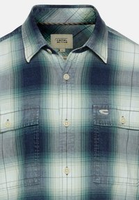 Korte mouw geruite shirt in blauwe en groene tonen, met een knop-onder kraag, borstzakken en lichte, gestructureerde stof.