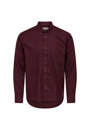 Chemise à manches longues boutonnée en bordeaux foncé avec un col boutonné et une poche poitrine, présentée sur fond blanc.