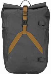 Mochila negra tipo roll-top con una correa de color marrón y cierre de hebilla. Presenta asas laterales y un sutil detalle del logo. Tela duradera y texturizada.