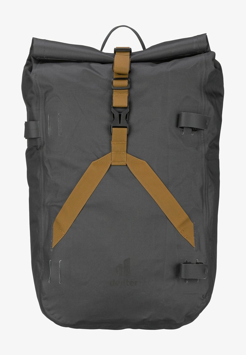 Mochila negra tipo roll-top con una correa de color marrón y cierre de hebilla. Presenta asas laterales y un sutil detalle del logo. Tela duradera y texturizada.