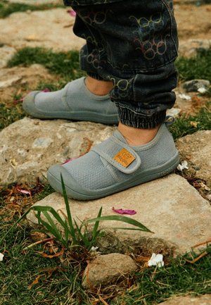 Attipas, BAREFOOT SKIN COL GREY UNISEX - Zapatillas skate - grey