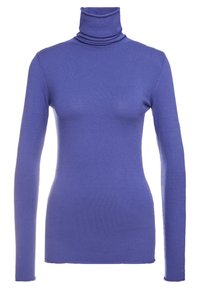 Top de cuello vuelto morado con mangas largas, hecho de una tela suave, que presenta un ajuste ceñido y una textura lisa. Sin patrones ni elementos de hardware visibles.