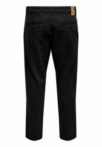 Zwarte broek van een katoenen materiaalmix, met een normale pasvorm, achterzakken en een leren logo patch op de tailleband.