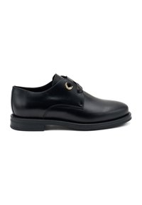 Scarpa da uomo in pelle nera con punta arrotondata, suola in gomma piatta, sistema di allacciatura con occhielli e un accento decorativo dorato vicino ai lacci.